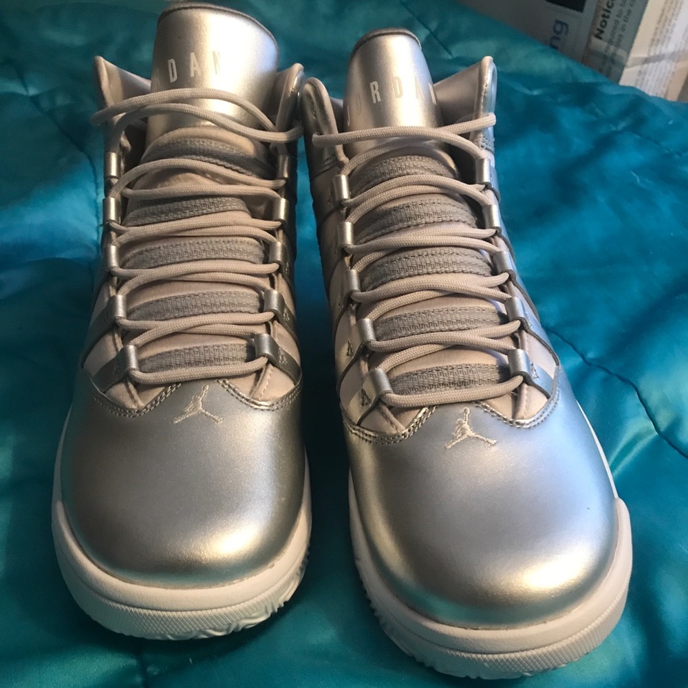 BRAND NEW. Nike air jordan max aura silver. GS. 9